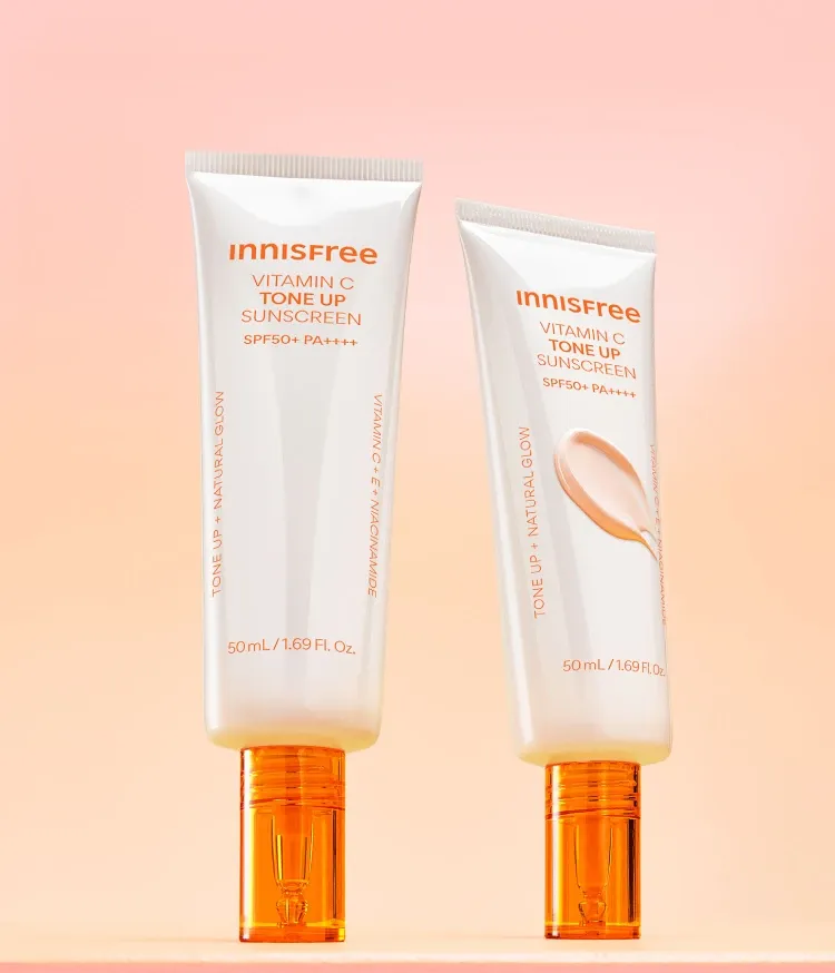 이니스프리 비타민C 피치 톤업 선크림은 비타민C·나이아신아마이드 함유 SPF50+ PA++++ 3중 기능성 선크림입니다. 임상(글로벌의학연구센터, 33명)에서 톤 균일도 6.6%·겉 잡티 4.1%·속잡티 26.3% 개선, 기존 선 대비 LONG UVA 차단 43% 증가(in-vitro)하였습니다. 10종 히알루론산 밀착감으로 메이크업 전 톤업에 적합합니다.