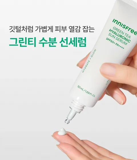 이니스프리 [2세대] 그린티 히알루론산 수분 선세럼은 붉은기 12.6% 만족 수치를 바탕으로 유기자차 특유의 산뜻함에 히알루론산을 더해 수분크림을 바른 듯 가볍고 촉촉한 선세럼 효과를 한데 담았습니다. 거칠어진 피부결과 탄력을 7일 만에 케어하는 광노화 흔적 관리 효과를 전달합니다. 백탁 부담을 낮춘 산뜻한 사용감으로 데일리 선케어를 완성합니다.