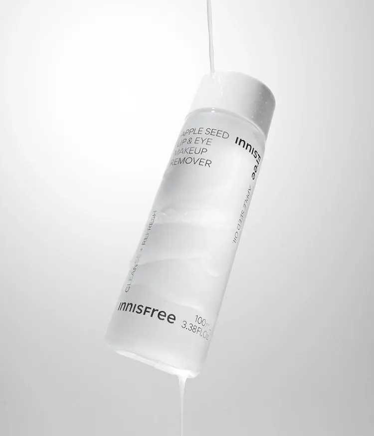 이니스프리 애플씨드 립앤아이 메이크업 리무버는 사과추출물(20.9ppm)과 애플씨드 오일(8ppm)이 담긴 워터·오일 이중층 포뮬러로 마스카라·글리터 등 포인트 메이크업을 말끔하게 제거합니다. 미끌거림과 유분감이 적은 산뜻한 사용감으로 눈가·입가를 부담 없이 클렌징하며, 피부과·안자극 테스트를 완료한 저자극 포뮬러로 데일리 포인트 클렌징을 돕습니다.