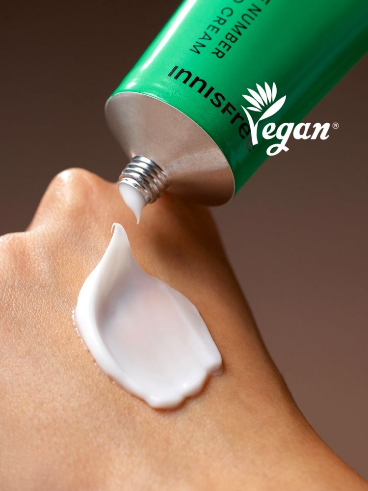 은은하게 퍼지는 향과 녹차수 & BOTANICAL OIL COMPLEX™를 함유한 포뮬라로 끈적임 없는 향기 보습막을 만들어주는 핸드크림