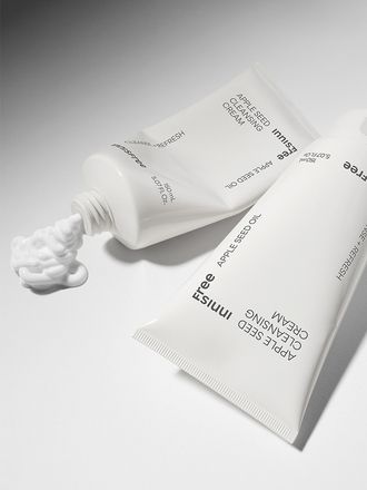 사과씨오일을 함유한 포뮬러가 생크림처럼 부드럽게 펴 발려 모공 속 노폐물까지 깨끗하게 제거해 주는 클렌징 크림