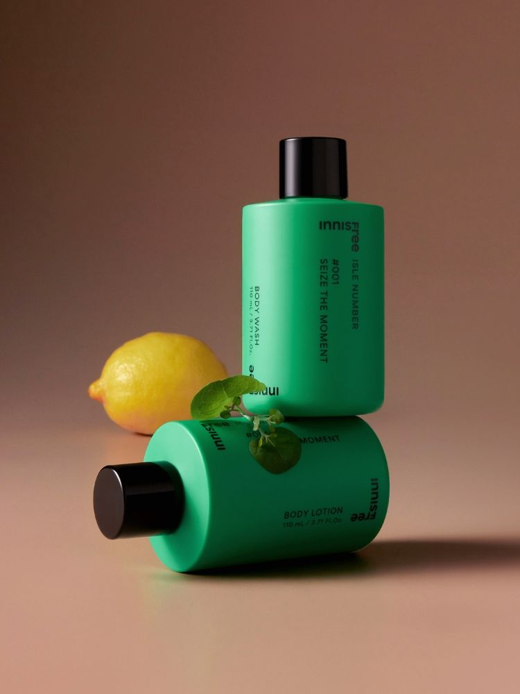 풍성한 향과 녹차수  Botanical Oil Complex™를 담은 약산성 포뮬라로 바디 피부를 향기롭고 촉촉하게 가꾸어주는 바디 워시  로션 세트