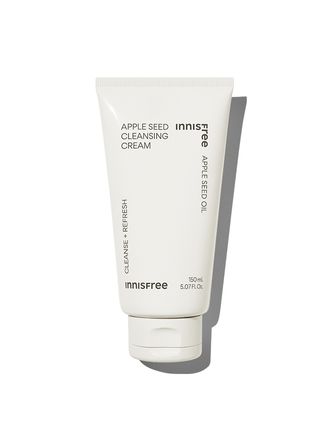 사과씨오일을 함유한 포뮬러가 생크림처럼 부드럽게 펴 발려 모공 속 노폐물까지 깨끗하게 제거해 주는 클렌징 크림