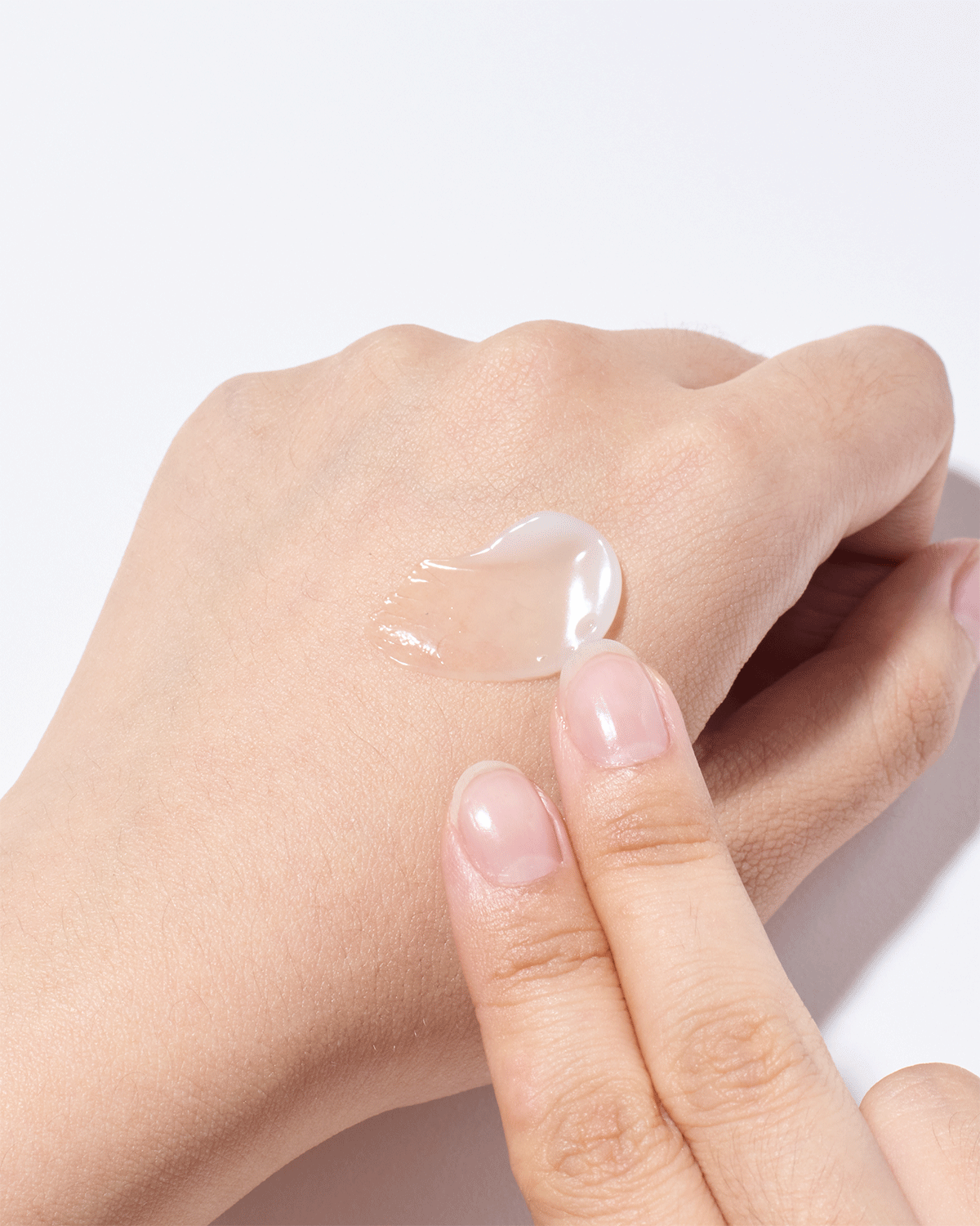  손등에 덜어낸 레티놀 시카 흔적 장벽 크림을 문지르는 사진