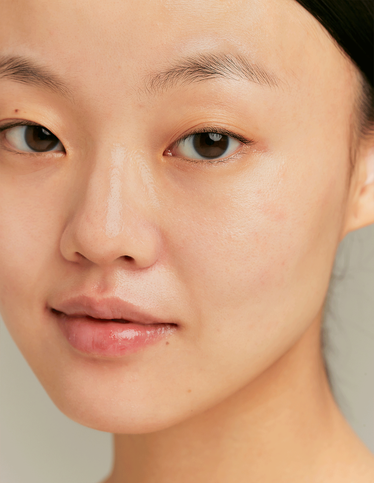 톤업 노세범 선스크린 EX 제품을 바른 모델 얼굴 사진