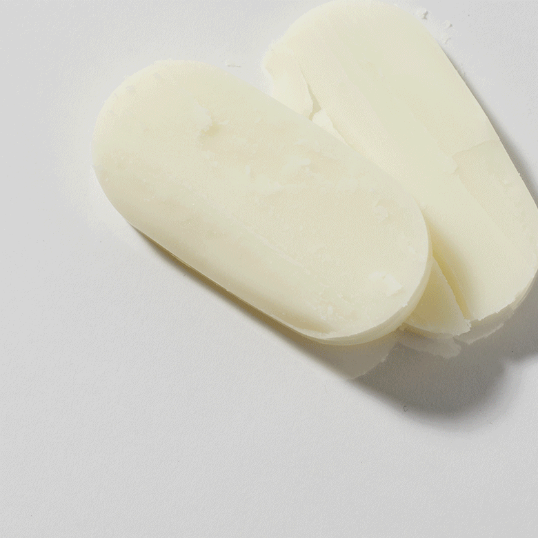 인텐시브 레져 선스틱을 스패츌러로 으깨는 사진