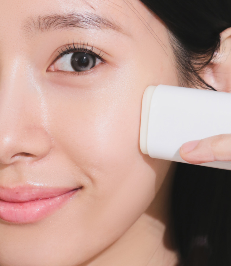모델이 얼굴에 인텐시브 레져 선스틱을 바르는 사진